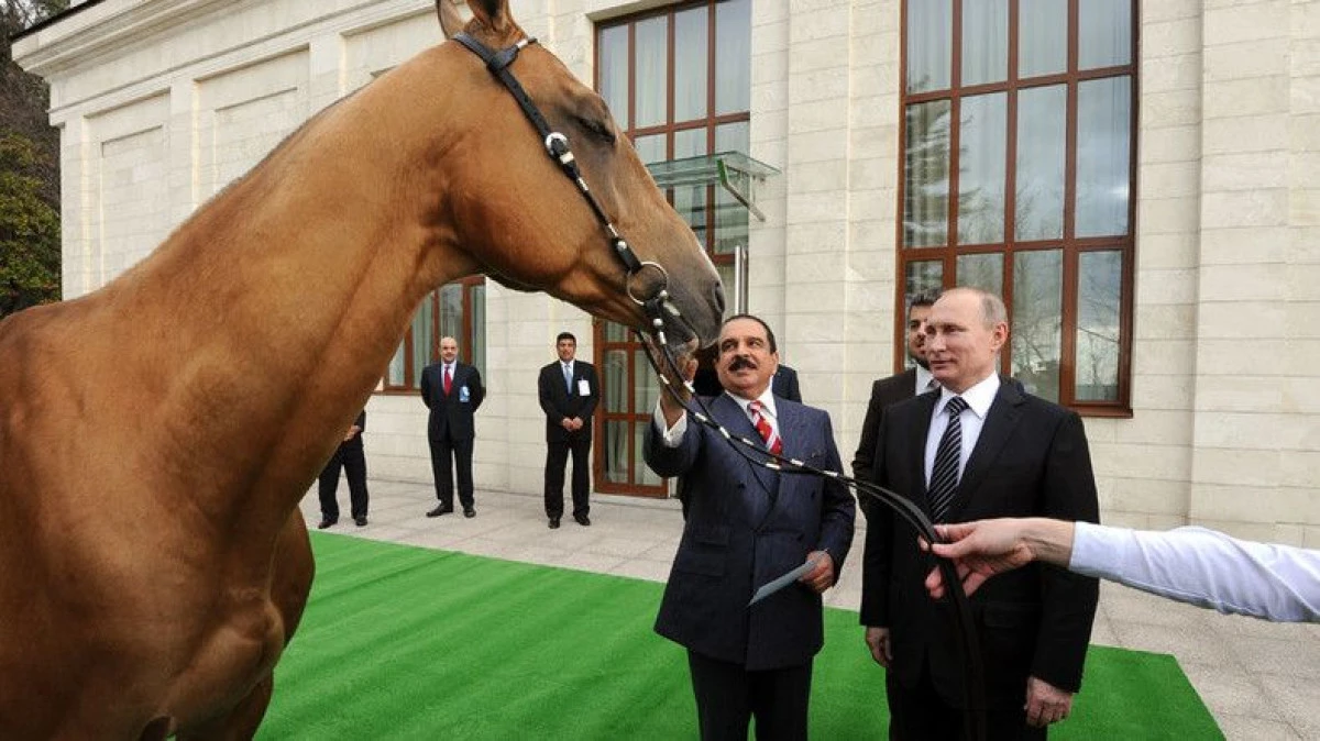 PUTIN I-A DARUIT UN ARMASAR PUR SANGE REGELUI BAHREINULUI