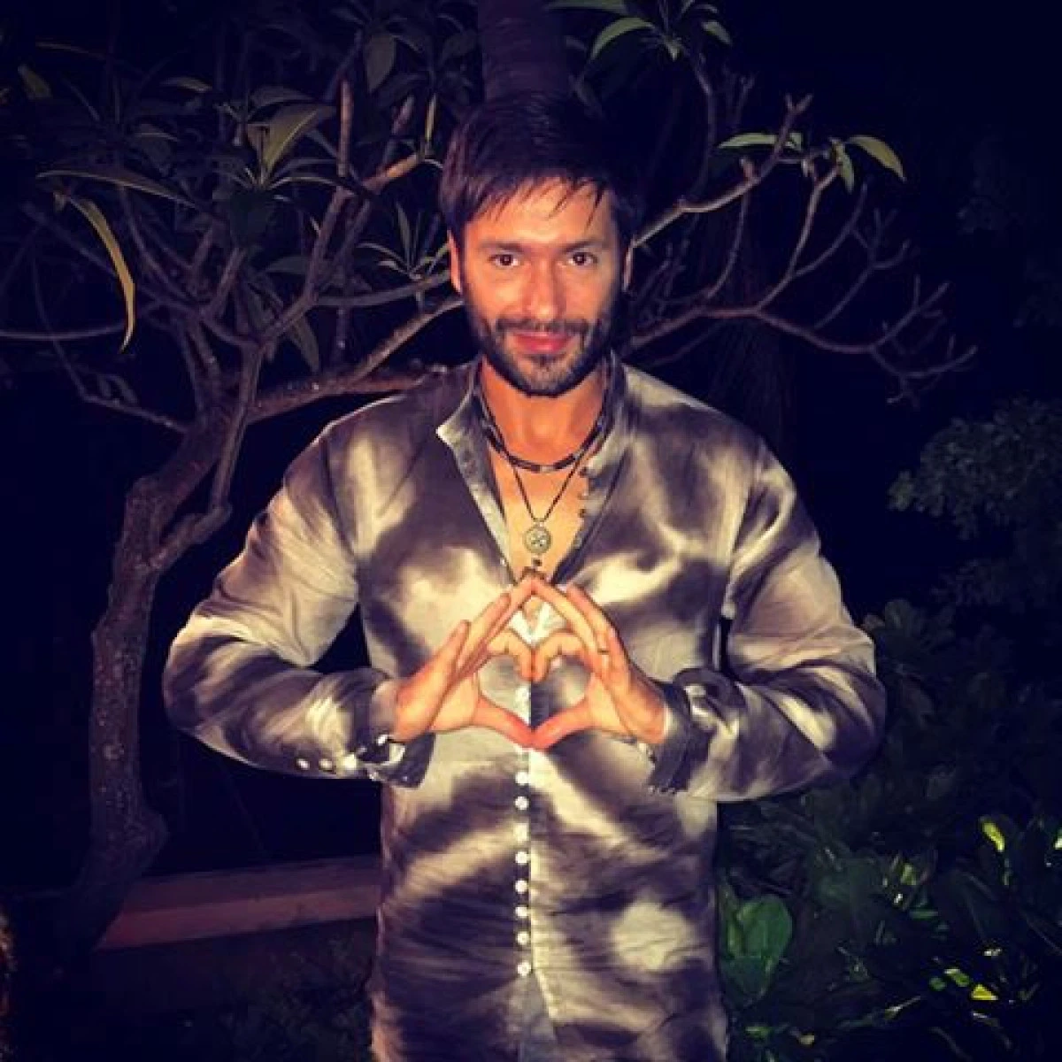 Radu Vâlcan trimite inimioare din Thailanda. Cine o fi destinatarul?