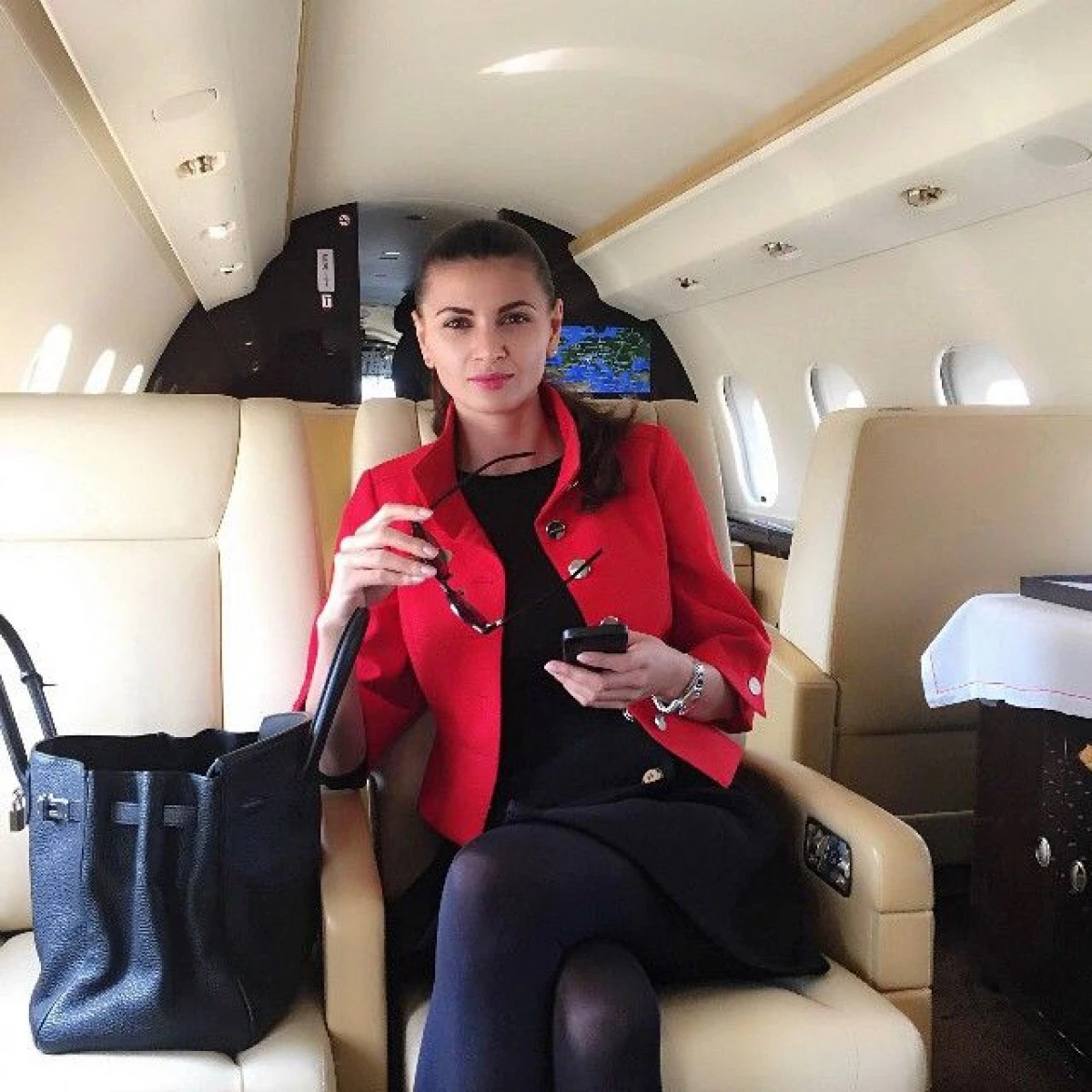 RAMONA GABOR SCHIMBA DESTINATIA! SE RASFATA LA BORDUL AERONAVEI DE LUX A LUI MR.PINK