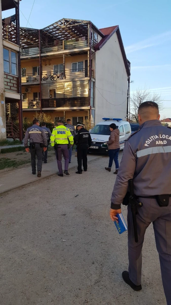Razie a poliției locale într-un bloc de locuințe sociale de pe strada Tarafului