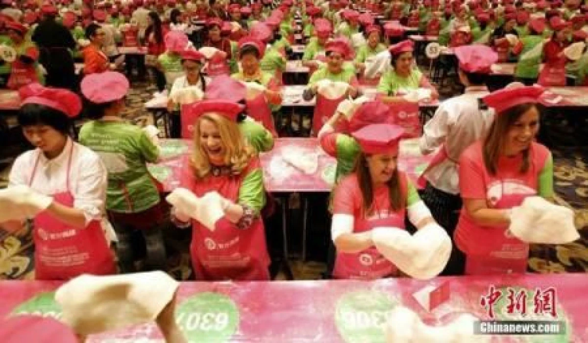 RECORD GUINNESS BOOK PENTRU PERSOANE CARE AU PREGATIT SIMULTAN PIZZA