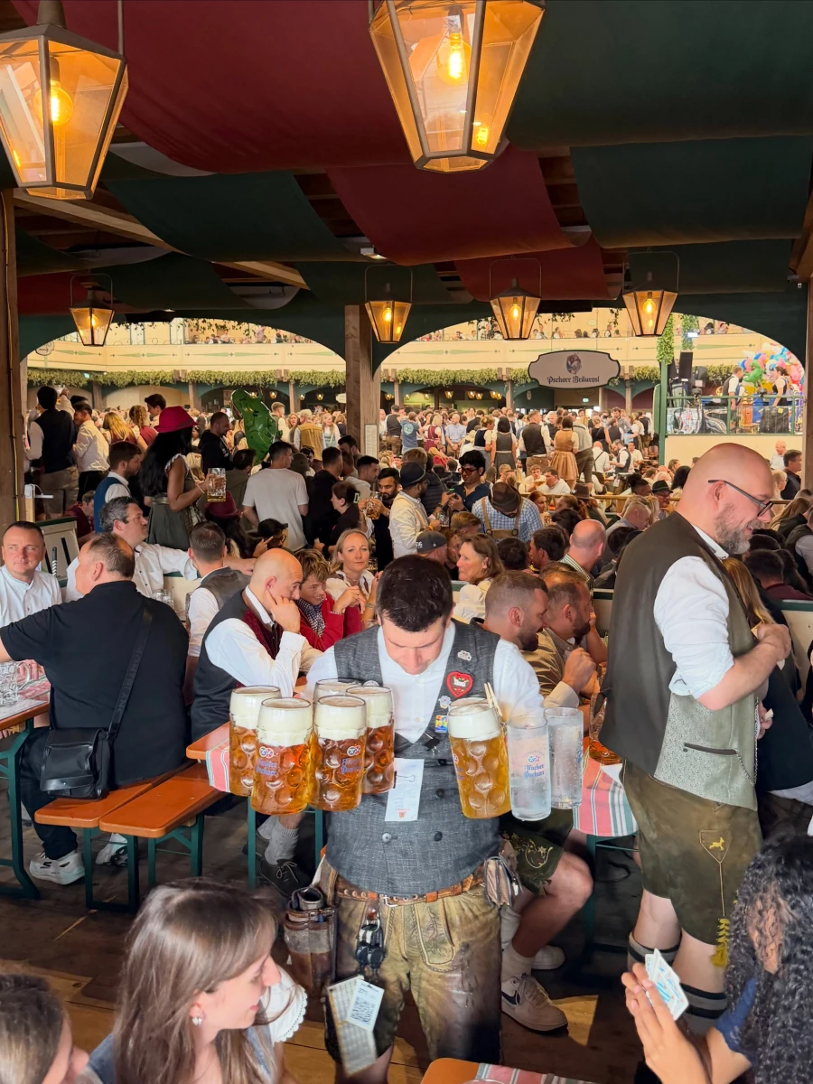 Record la Oktoberfest: 7,4 milioane de vizitatori și 6,7 milioane de litri de bere consumați