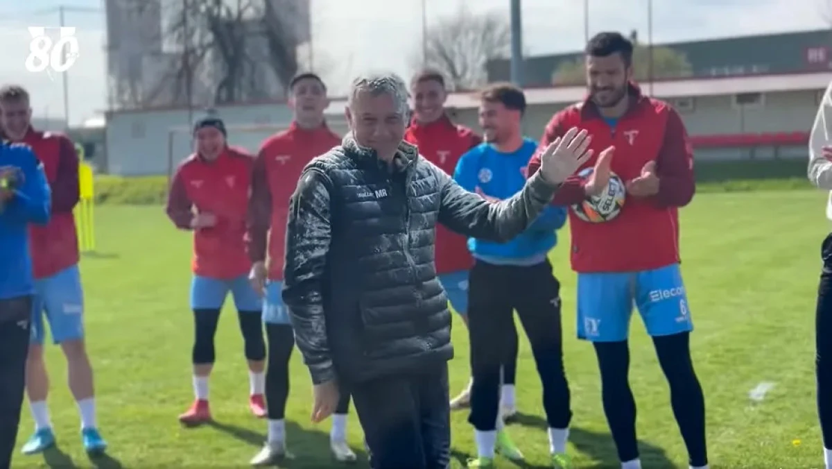 Rednic a primit tort și...făină de ziua sa: „Surpriză frumoasă, norocul meu e că nu am bazin aici!”