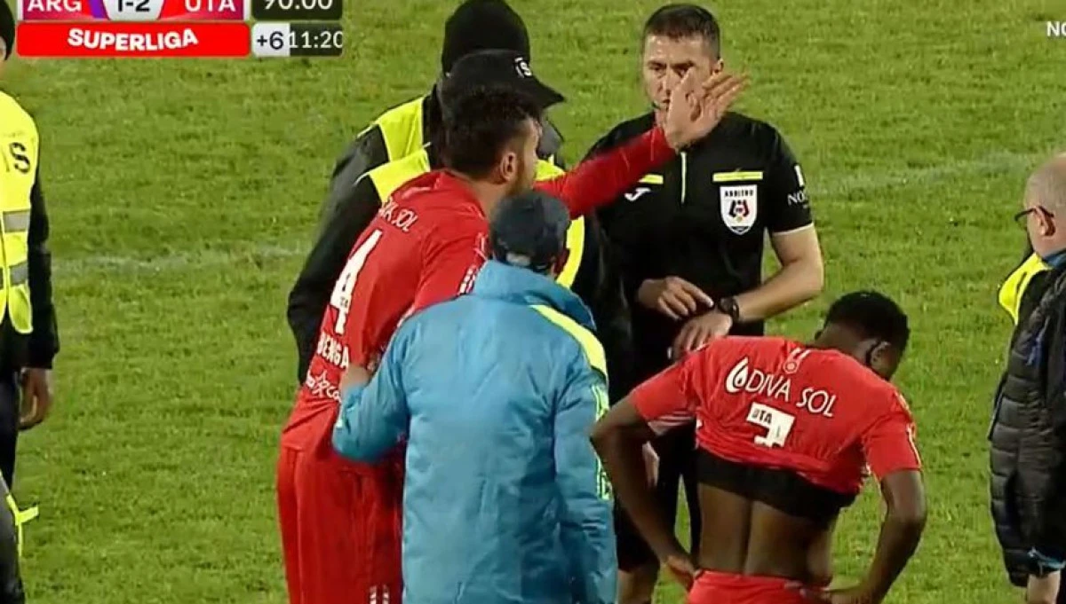 Rednic a vrut să scoată echipa de pe teren! Imaginile furiei arădene, de la Pitești
