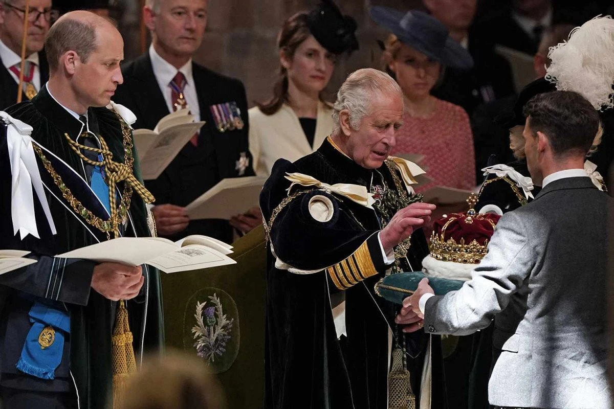 Regele Charles al III-lea, încoronat în Scoția