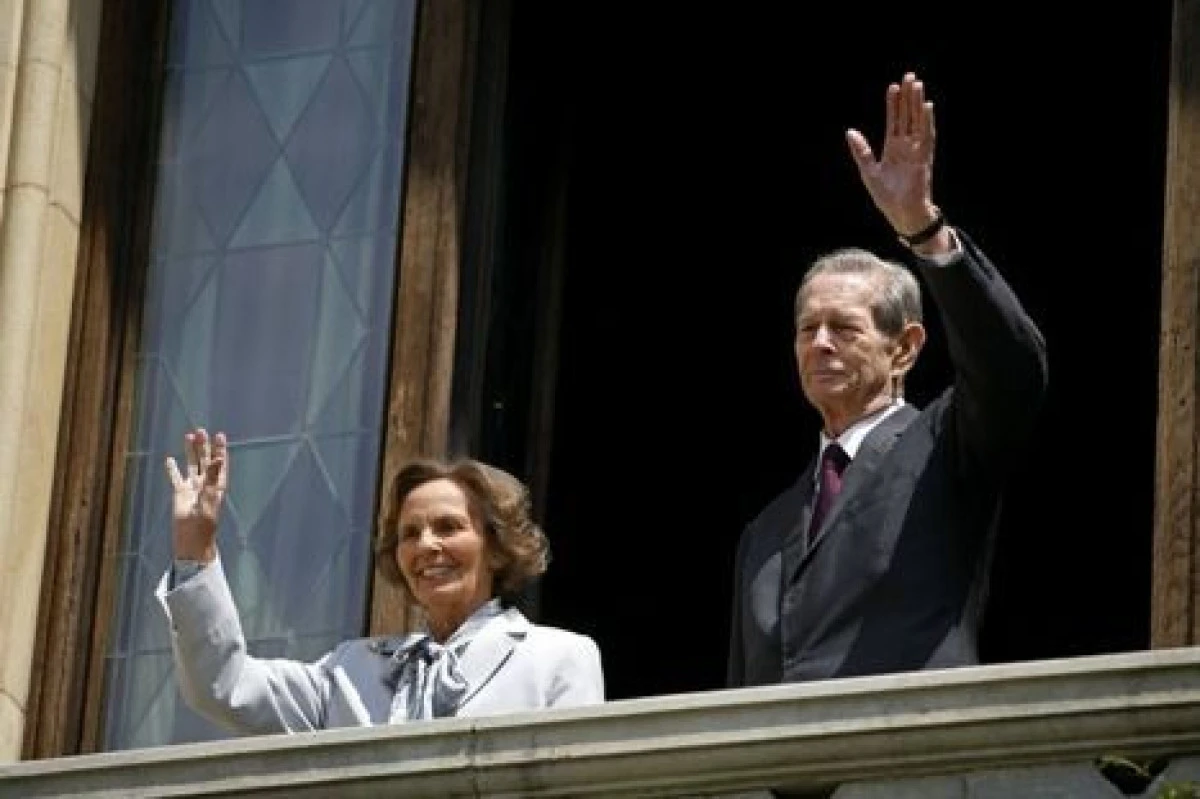 REGELE MIHAI SI REGINA ANA LE UREAZA ROMANILOR UN AN NOU CU NOROC SI SANATATE