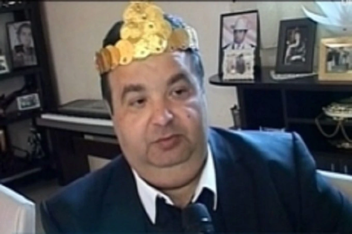Regele romilor, călcat de mascați