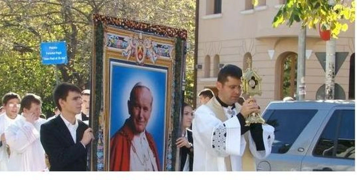 RELICVA PAPEI IOAN PAUL AL II-LEA, PURTATA IN PROCESIUNE, IN CAPITALA