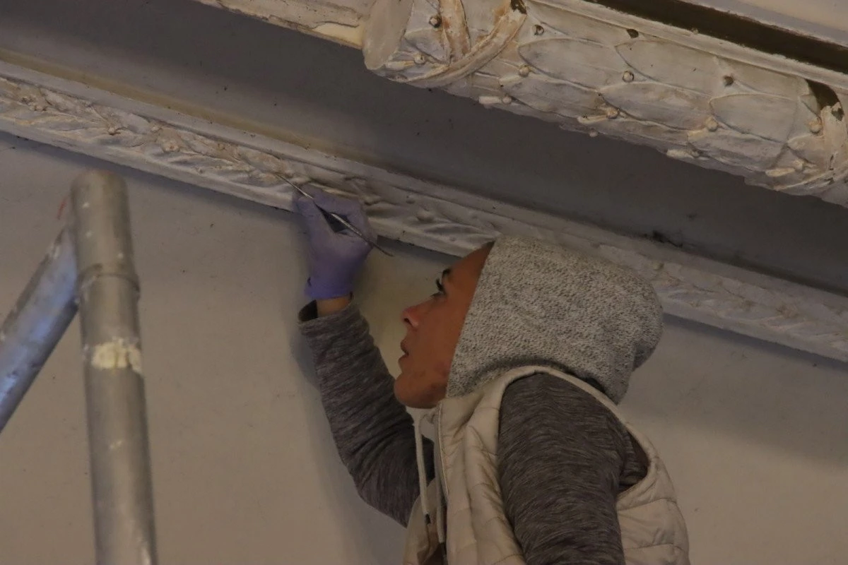 Renovarea Sălii Iuliu Maniu scoate la lumină frescele originale