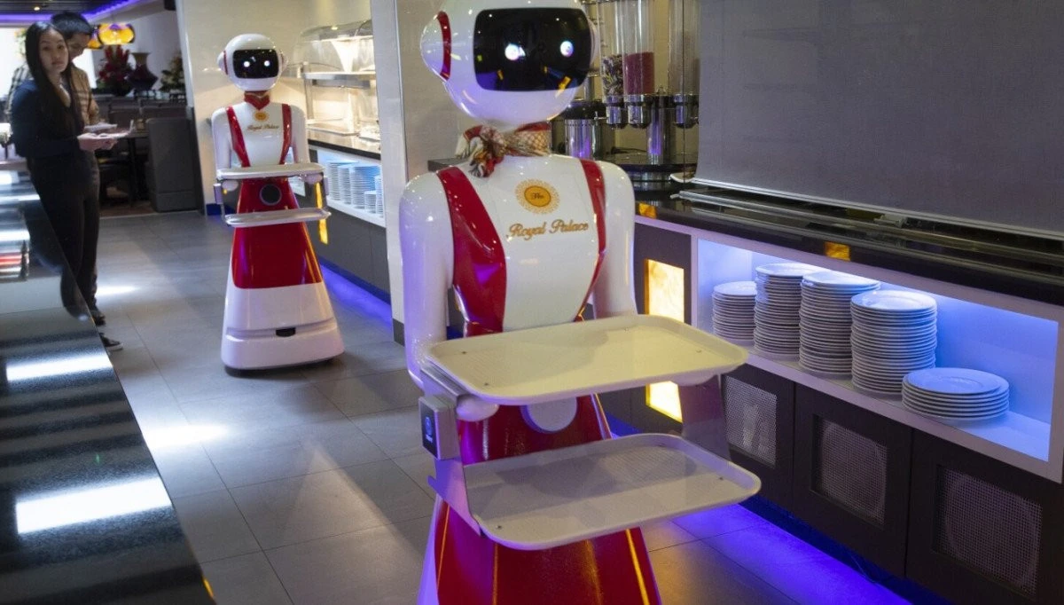 Restaurantele din România se pregătesc să introducă roboții-chelneri