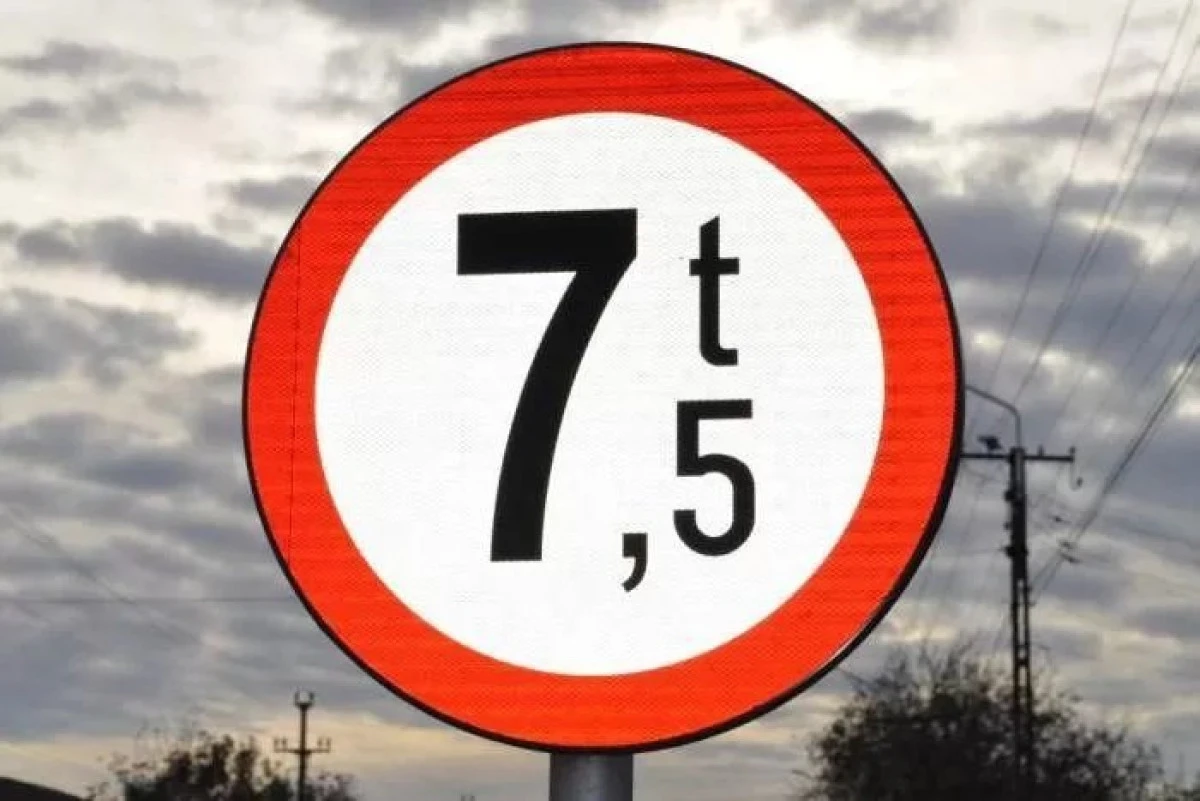 Restricții de circulație pe drumurile județene din Arad din cauza caniculei. Camioanele de peste 7,5 tone, oprite timp de opt ore