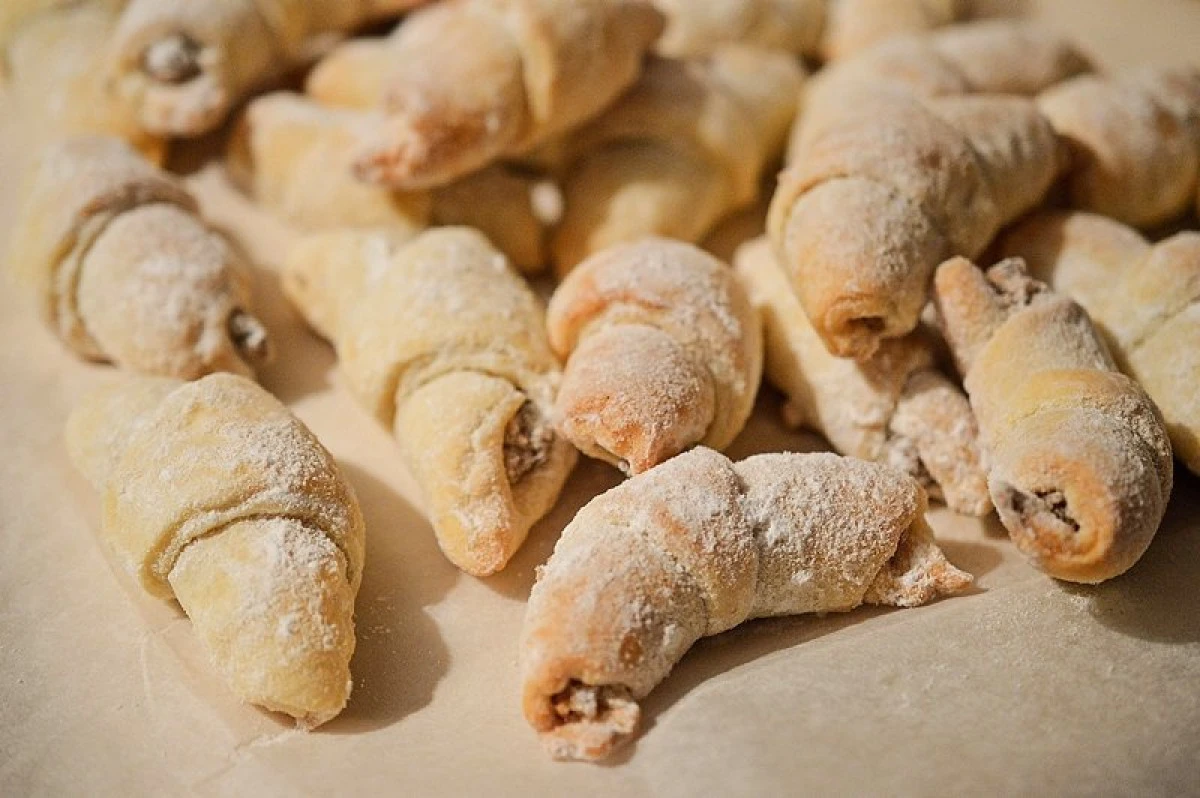 Rețeta zilei: Cornulețe cu miere și nucă