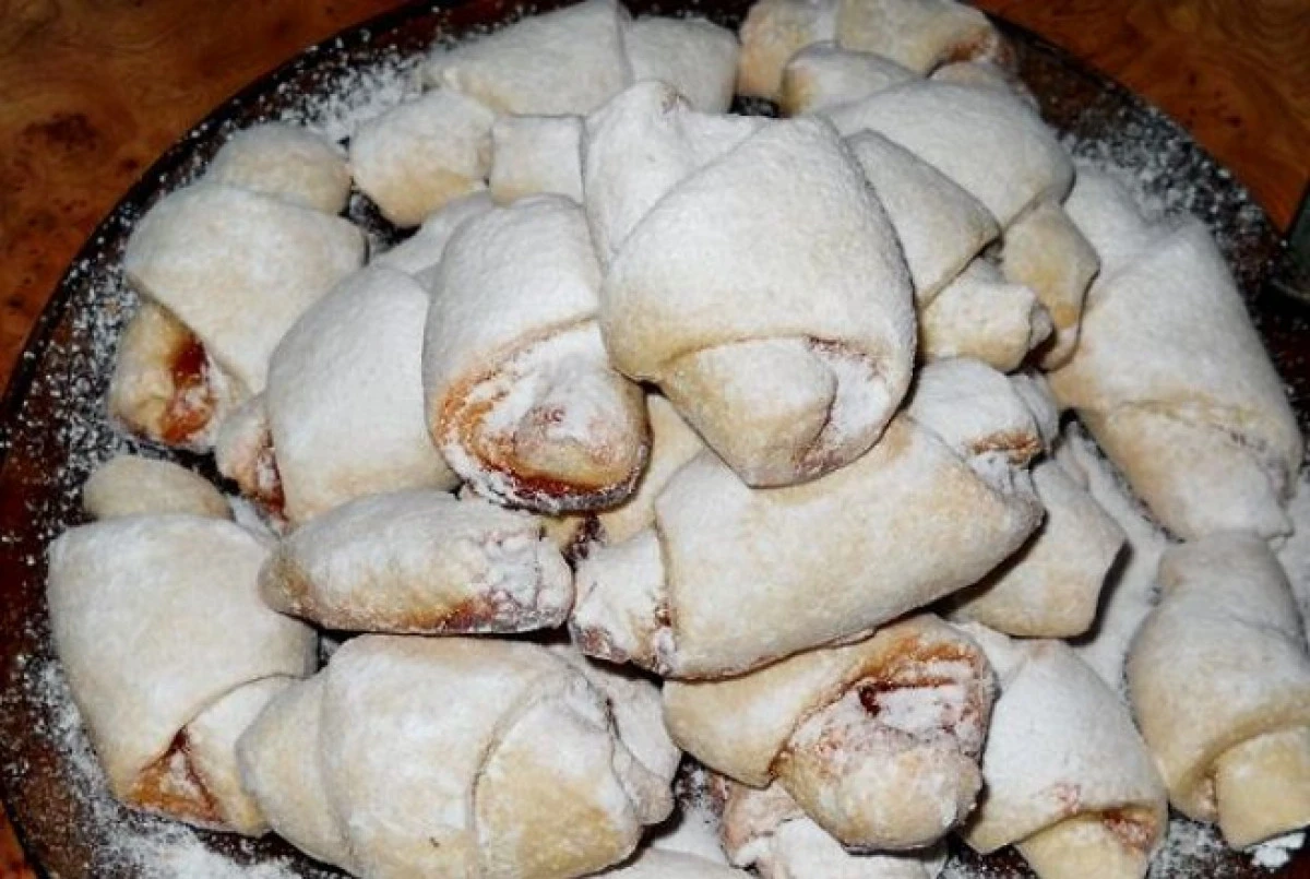 Rețeta zilei: Cornulețe cu nucă, de post
