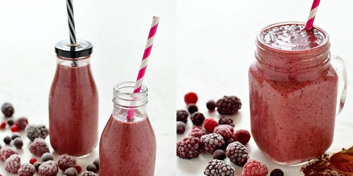 REŢETA ZILEI: Smoothie delicios cu fructe de pădure şi cacao