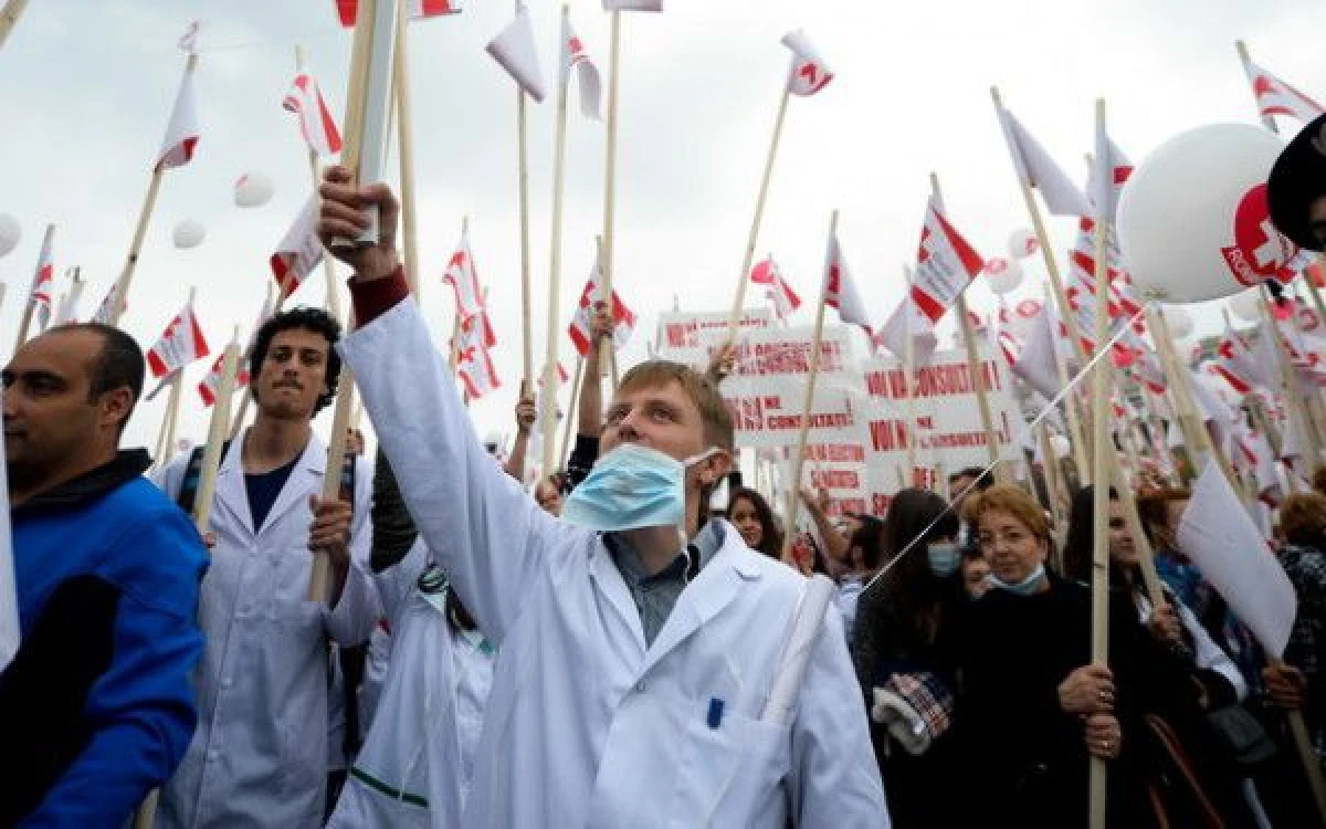 Revoltă în sistemul sanitar: 70.000 de angajați nu vor primi majorarea de 25%