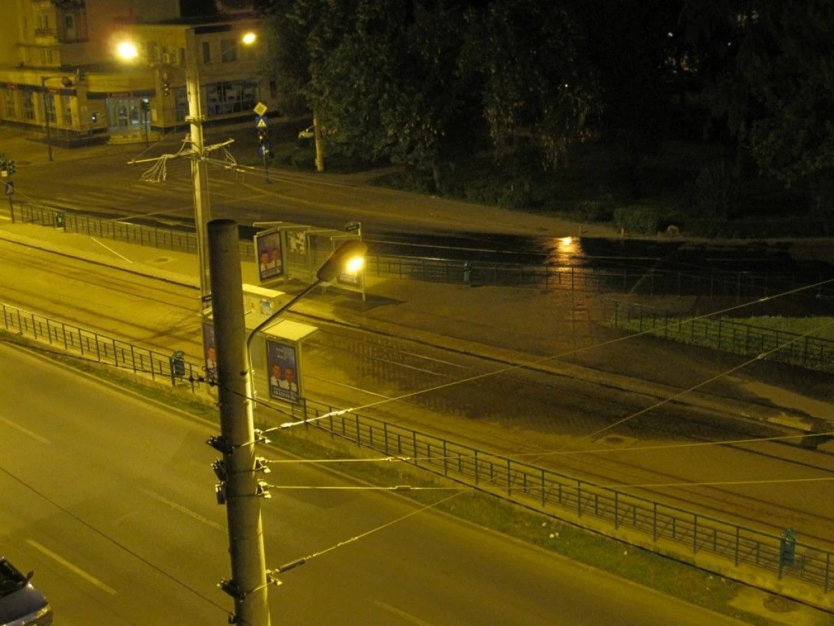 RISIPA DE BANI PUBLICI: LA ARAD SE IRIGA SOSEAUA SI STATIA DE TRAMVAI, IN LOC DE SPATII VERZI
