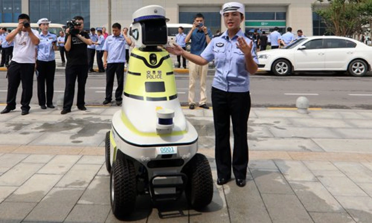 Roboţi folosiţi pentru dirijarea traficului în China