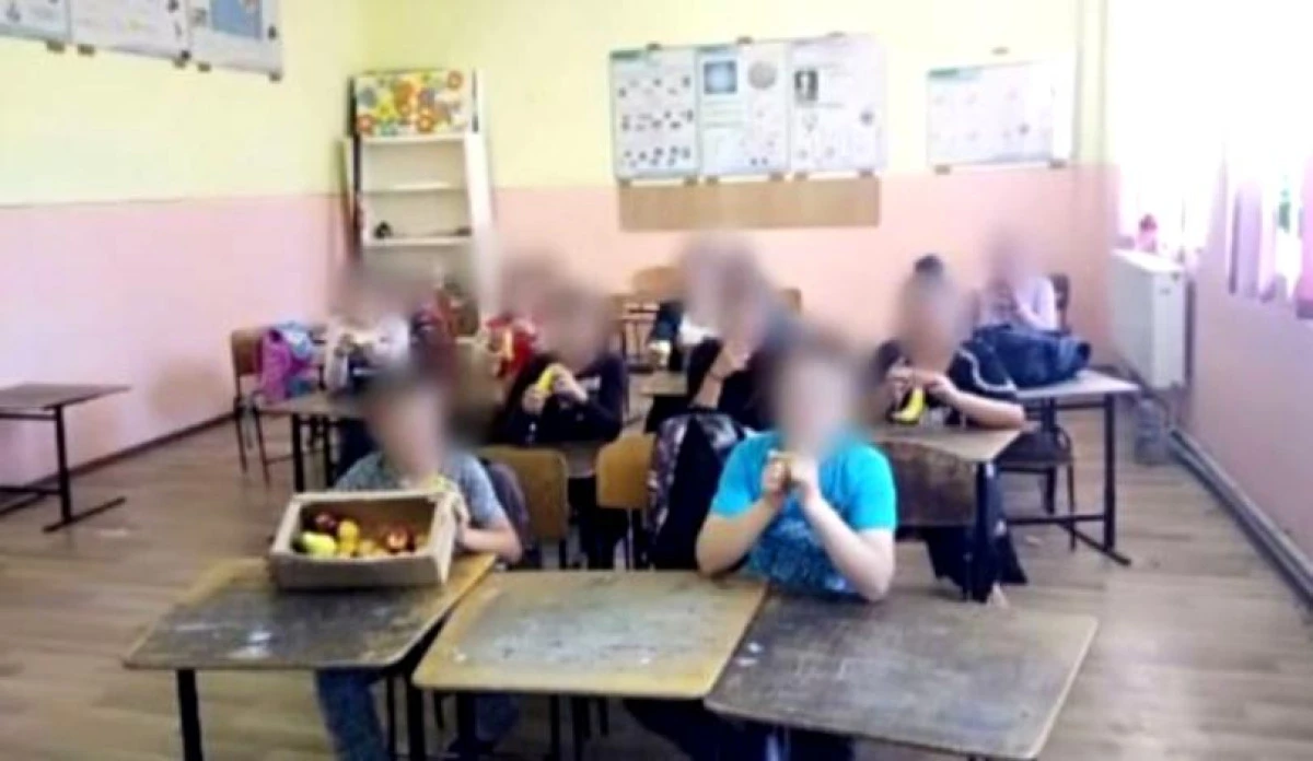 România, 2018. Elevi puși să mimeze că mănâncă fructe, pentru o ședință foto