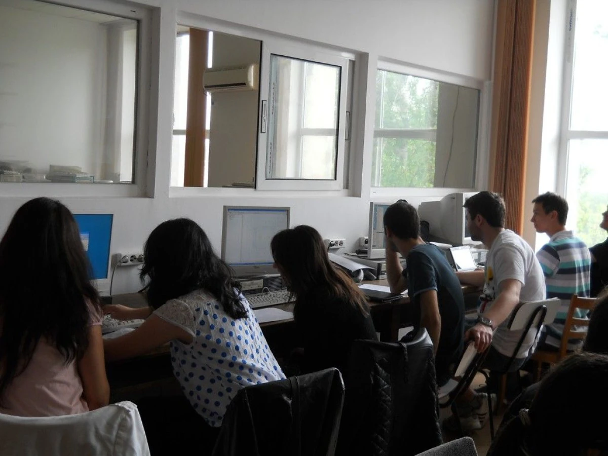 ROMANIA EXPORTA PRINTRE CEI MAI BUNI SPECIALISTI IT, DAR ORELE DE INFORMATICA SUNT INVECHITE