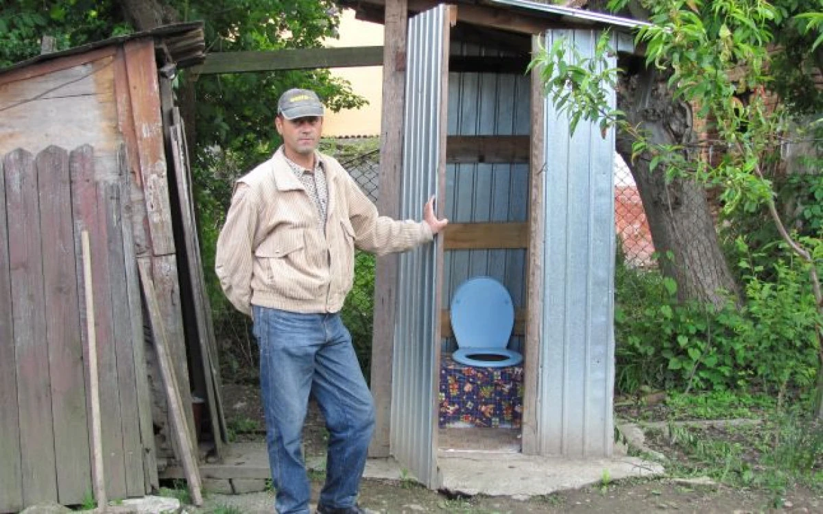 România, țara cu cele mai multe toalete în curte. Peste 40% dintre români stau în locuințe fără canalizare