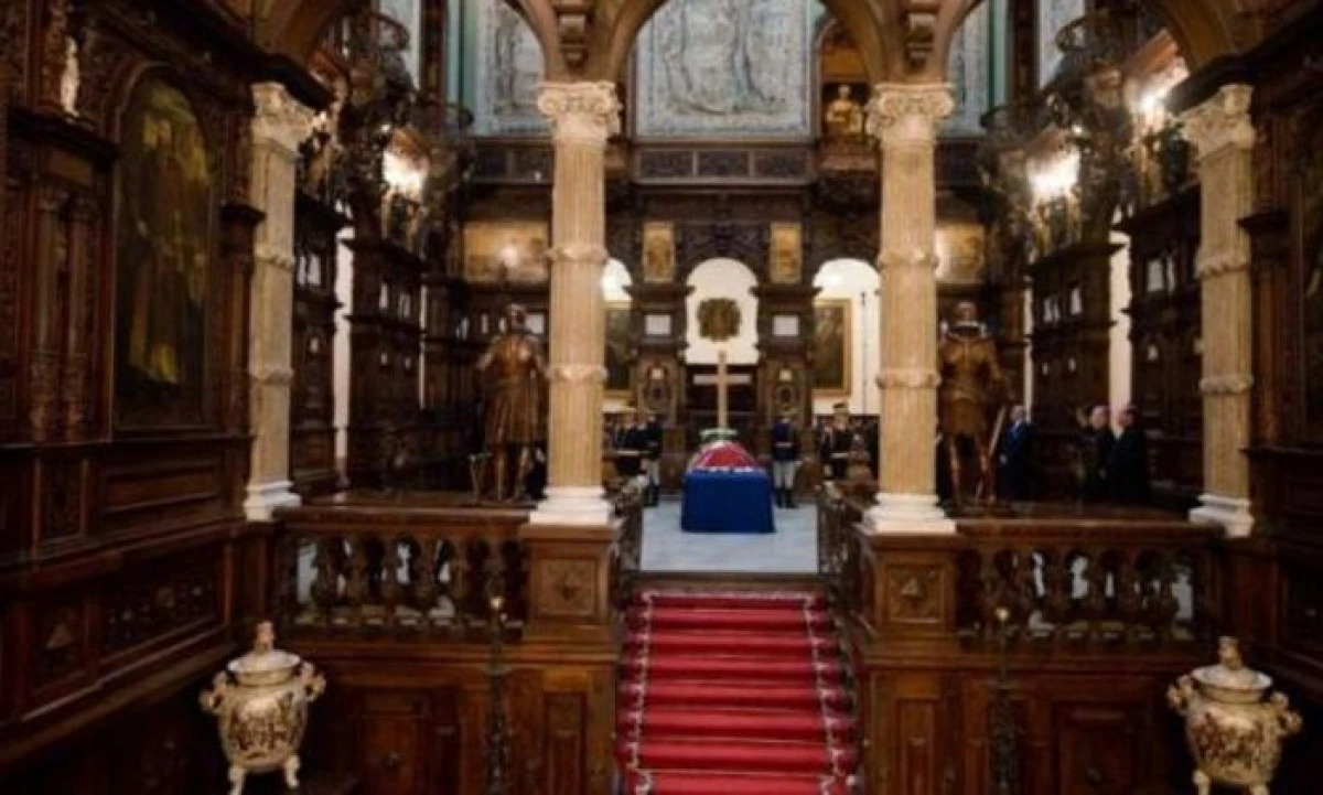 ROMÂNII ADUC UN ULTIM OMAGIU REGINEI ANA, LA PALATUL REGAL