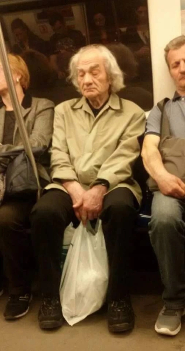 ROMÂNII APRECIAZĂ TOT MAI MULT SIMPLITATEA