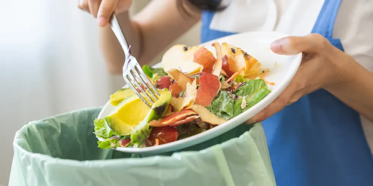 Românii aruncă anual 3,4 milioane de tone de alimente