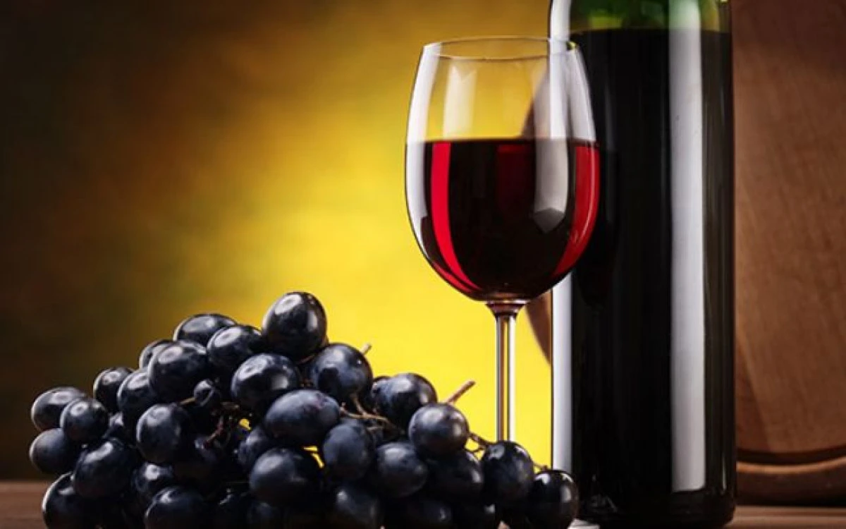 Românii beau mai mult, dar nu mai preferă berea, ci vinurile și băuturile alcoolice distilate