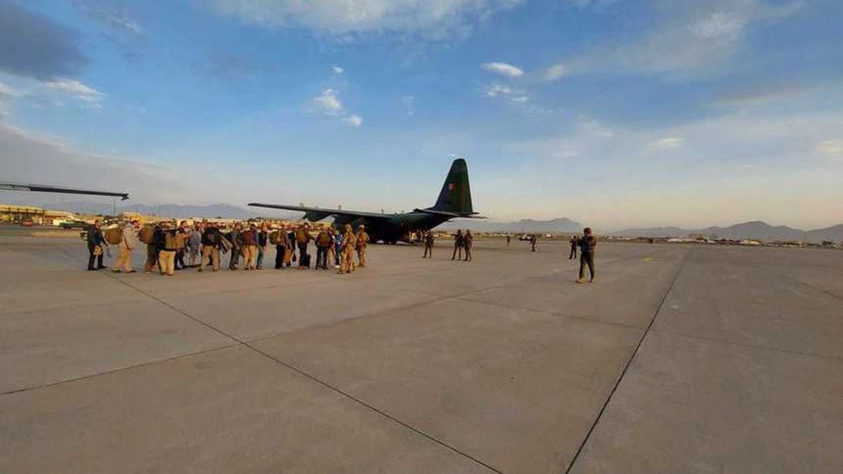 Românii evacuați din Afganistan ajung astăzi în țară