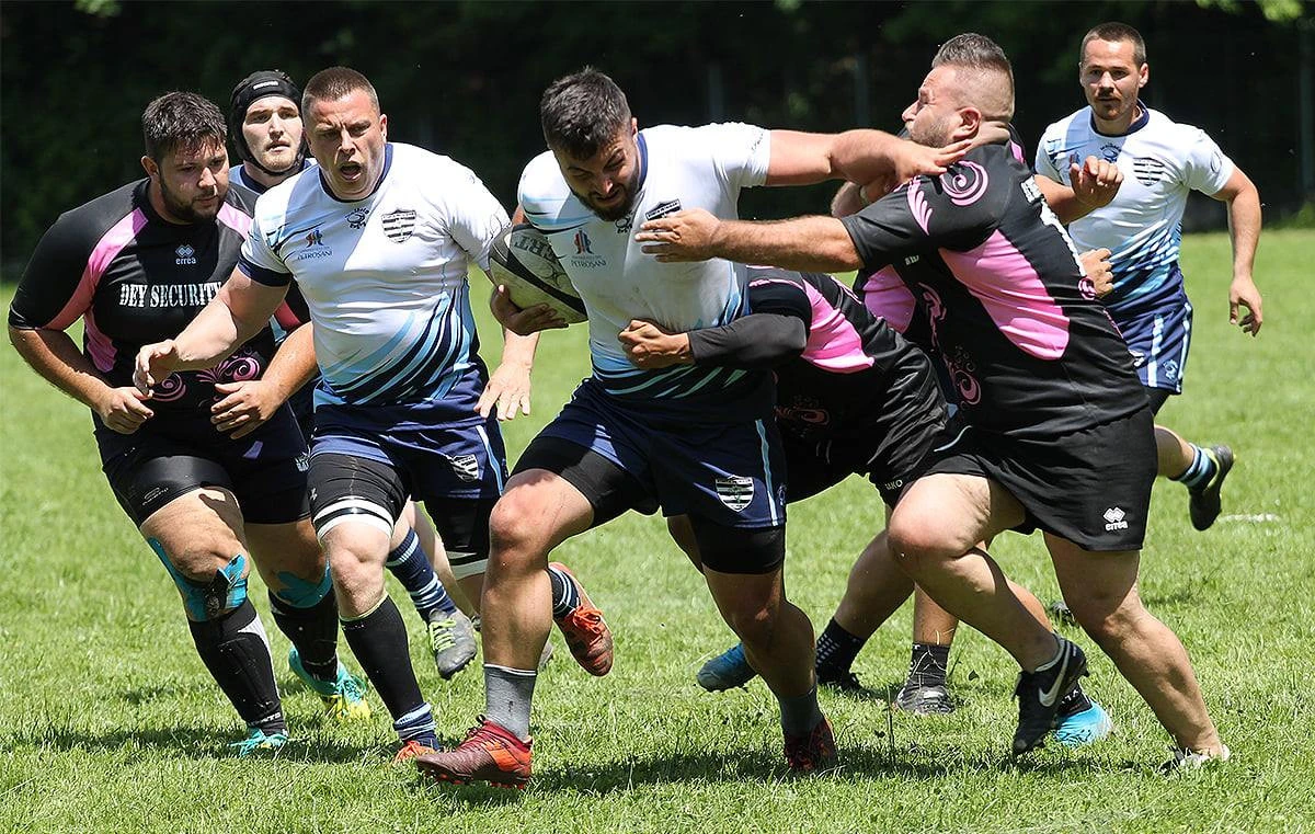 Rugbiştii arădeni nu au avut nicio şansă în faţa liderului din Valea Jiului