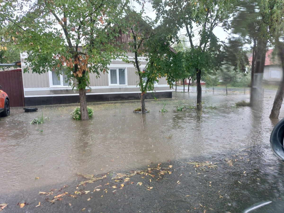 Rupere de nori la Nădlac, unde mai multe gospodării au fost inundate
