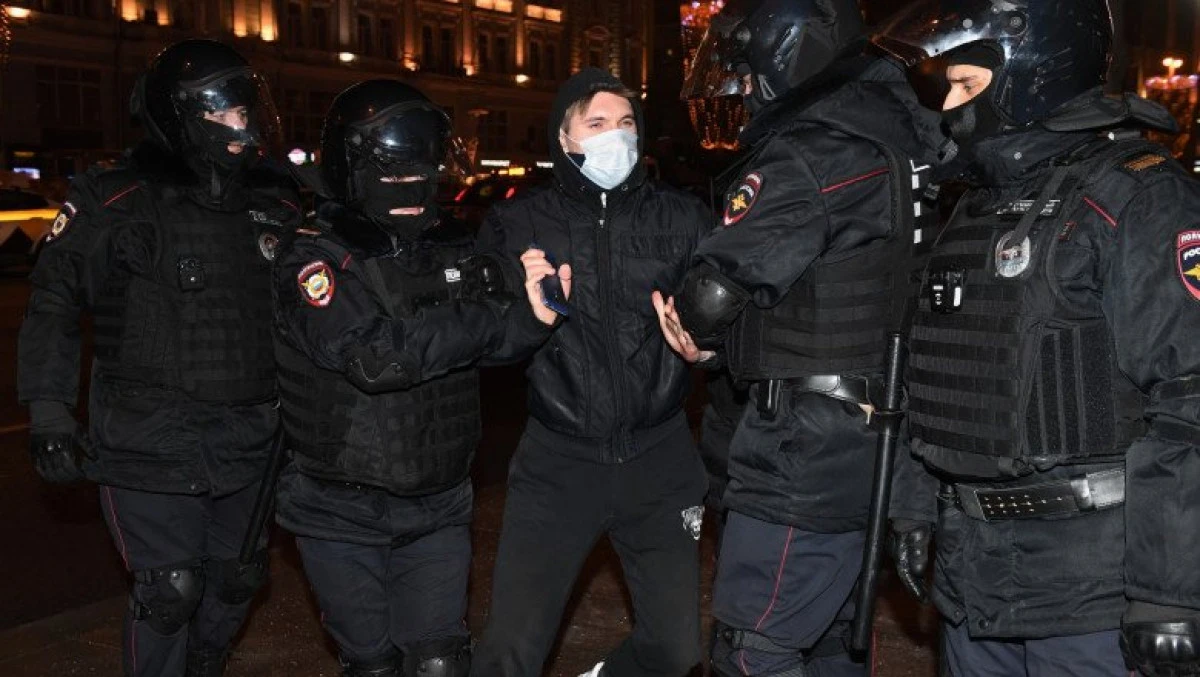 Rusia trimite paznici în școli ca să-i oprească pe elevi să participe la manifestații