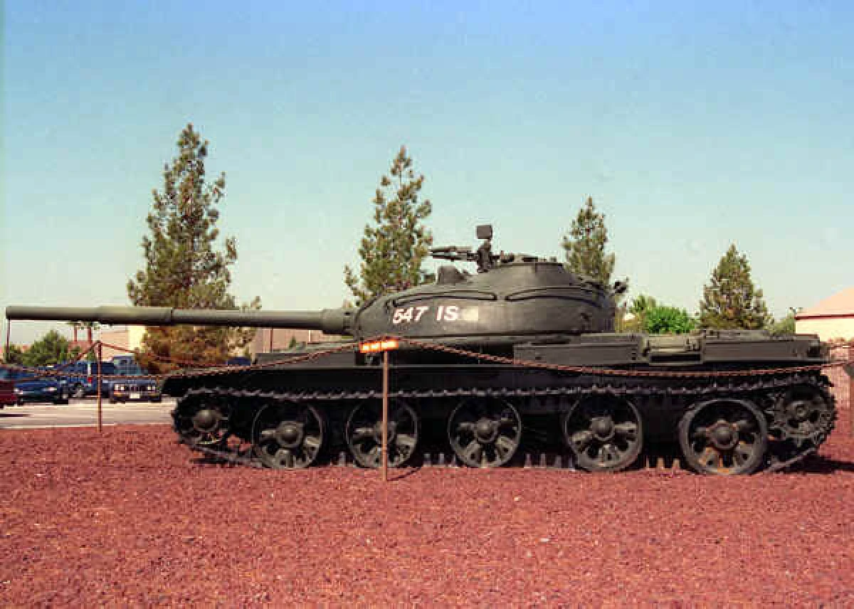 Rușii aruncă în luptă tancuri T-62 de acum 50 de ani