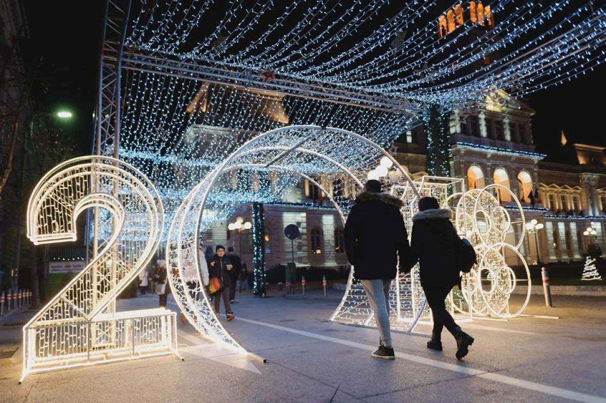 S-a aprins iluminatul ornamental pentru Sărbătorile de iarnă
