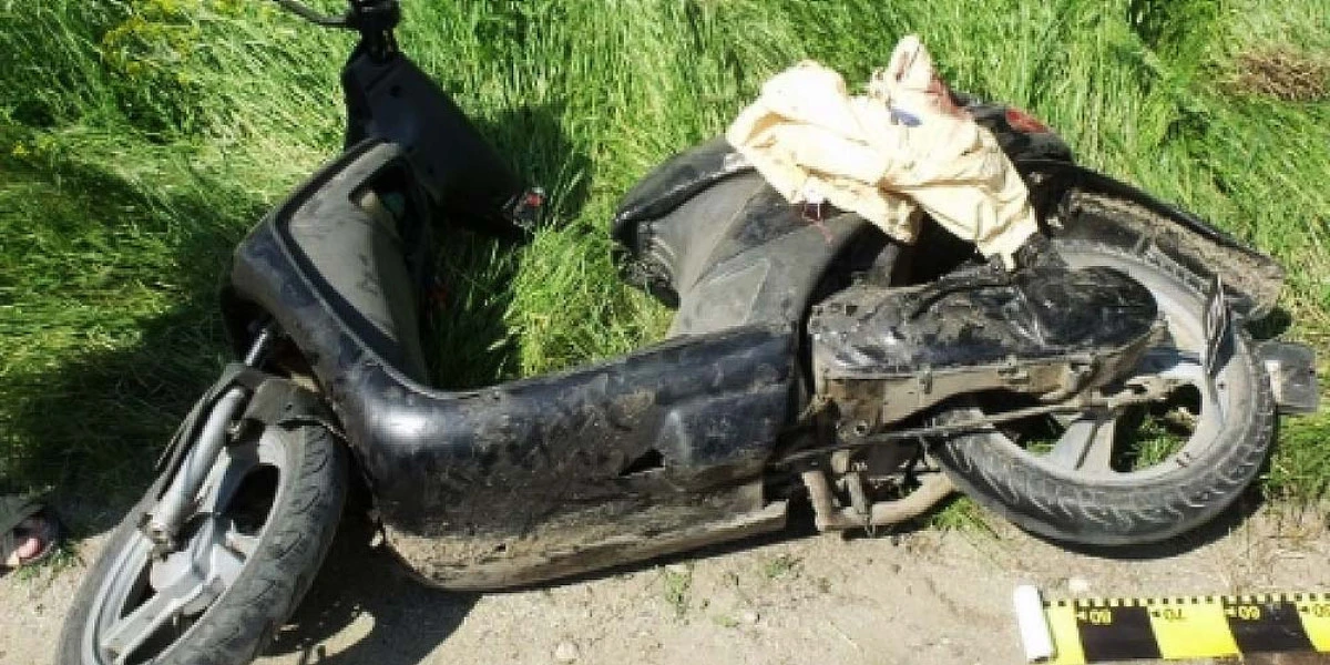 S-a urcat băut și fără permis pe moped. Destinație finală: șanț!