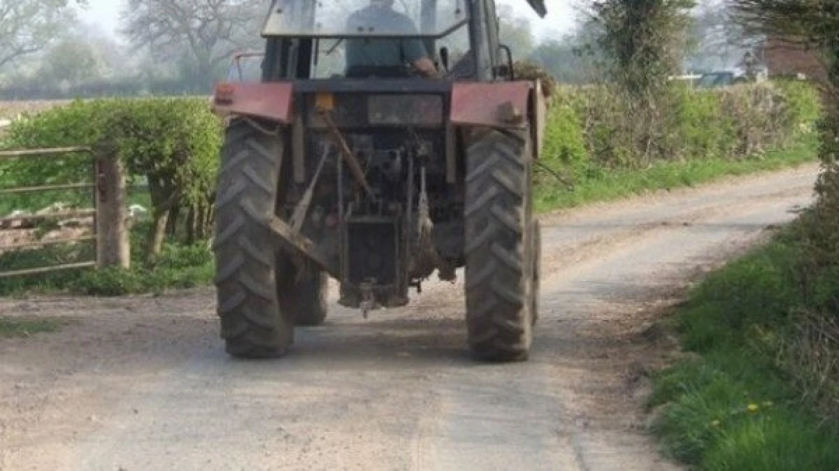 S-a urcat beat la volanul unui tractor neînmatriculat. Alcoolemie de 1,27