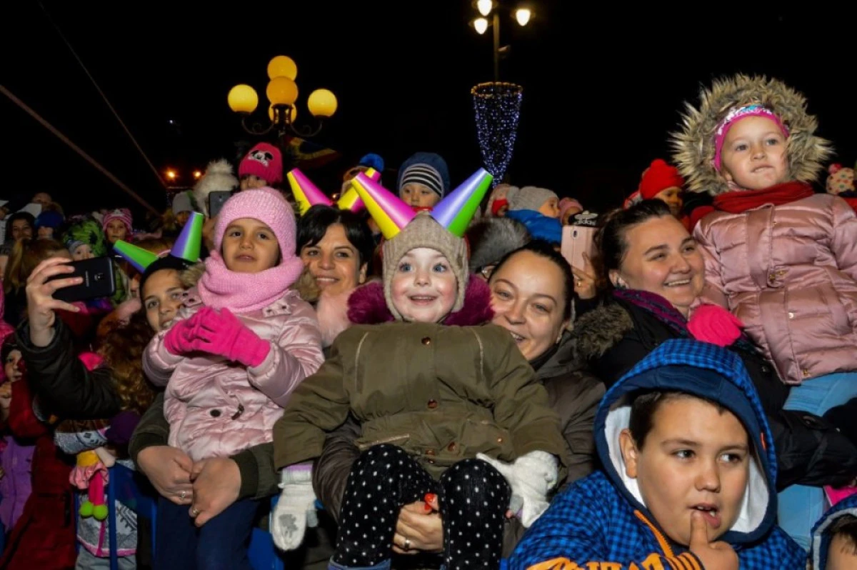 S-au aprins luminiţele din pomul de Crăciun