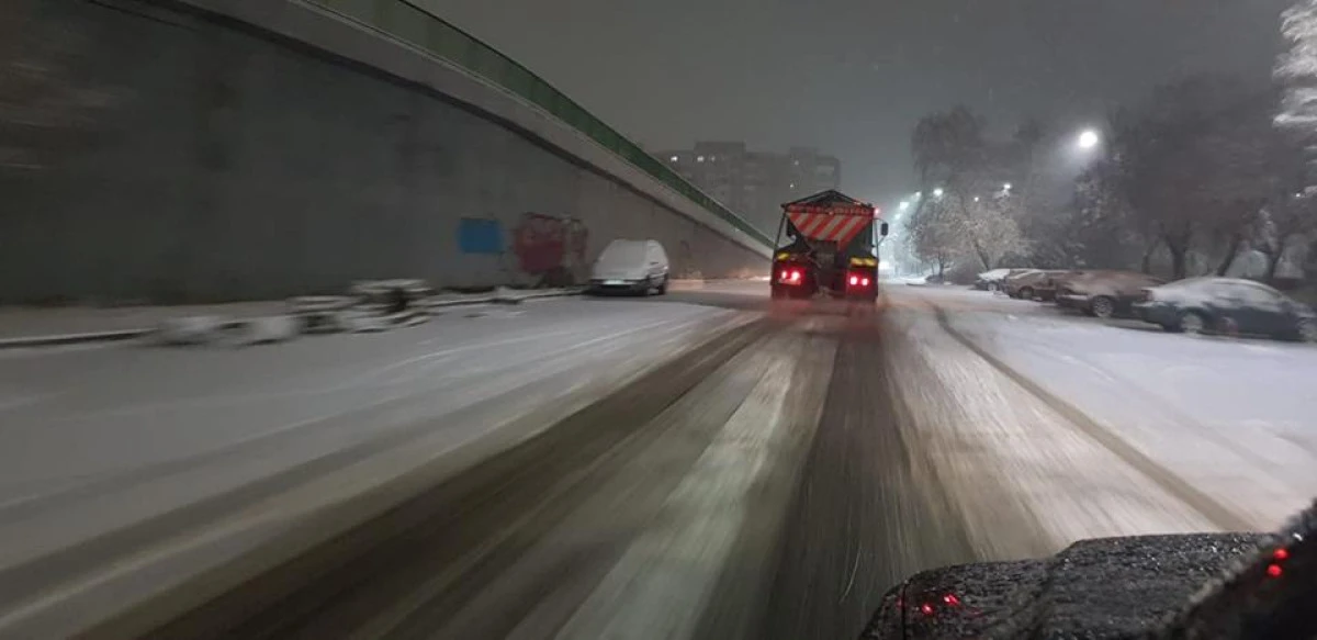 S-au suplimentat utilajele de deszăpezire. Se anunță o noapte lungă, cu multă zăpadă