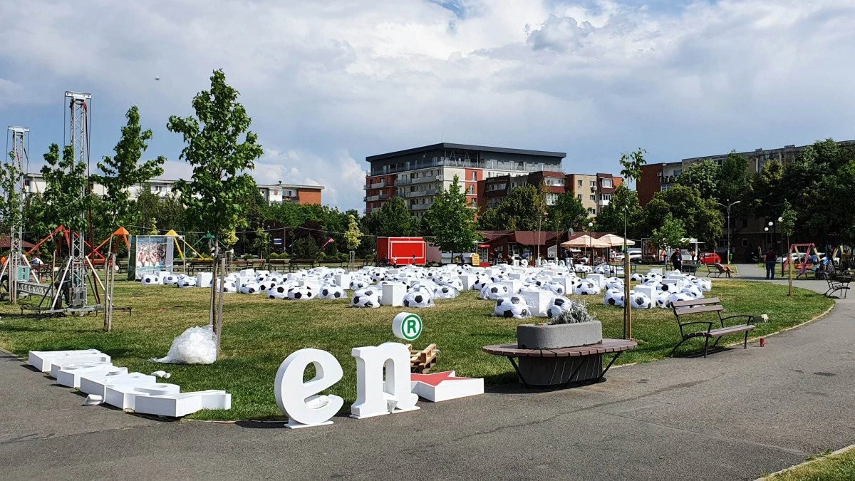 Să înceapă EURO 2020! Au venit fotoliile-mingi şi berea e la rece, în Parcul Regina Maria
