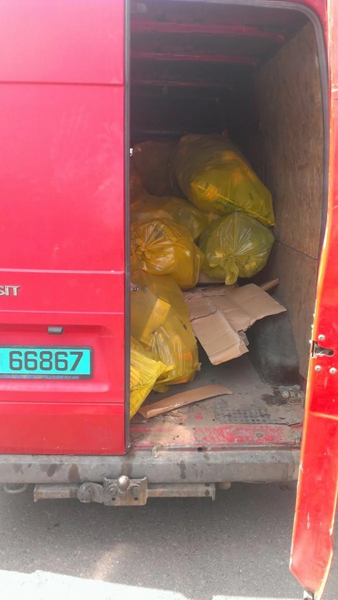Saci cu gunoi reciclabil, furaţi din cartierele Aradului. Se folosesc maşini cu numere străine!