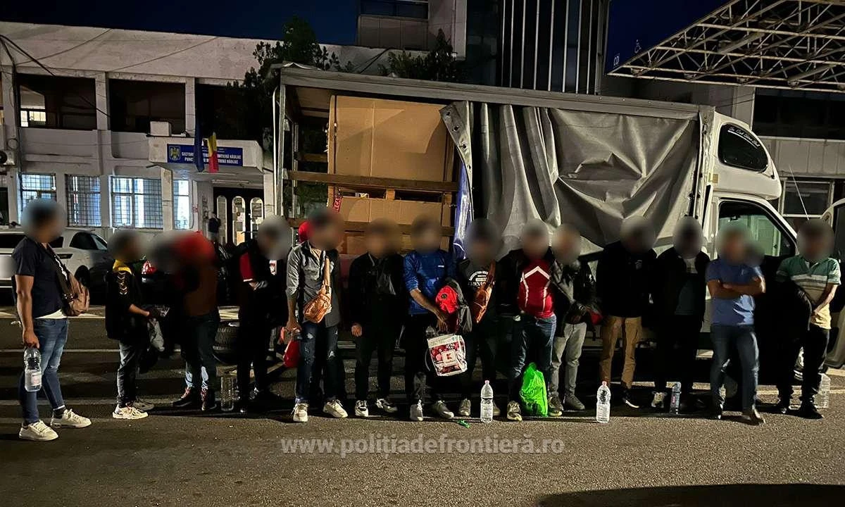Şaisprezece cetățeni bengalezi, depistați ascunși în cutii de carton, la Nădlac
