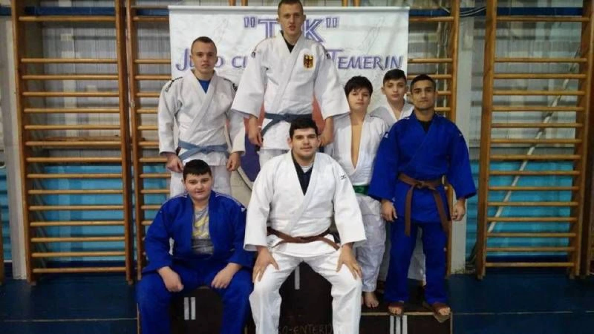 SALBA DE MEDALII CUCERITE PE TATAMI DE JUDOKA ARADENI