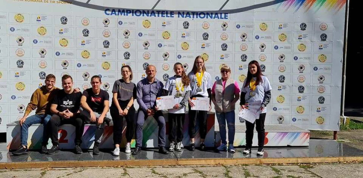 Salbă de medalii pentru pistolarii arădeni la finala juniorilor II şi III, Luca Joldea trage la Mondial!