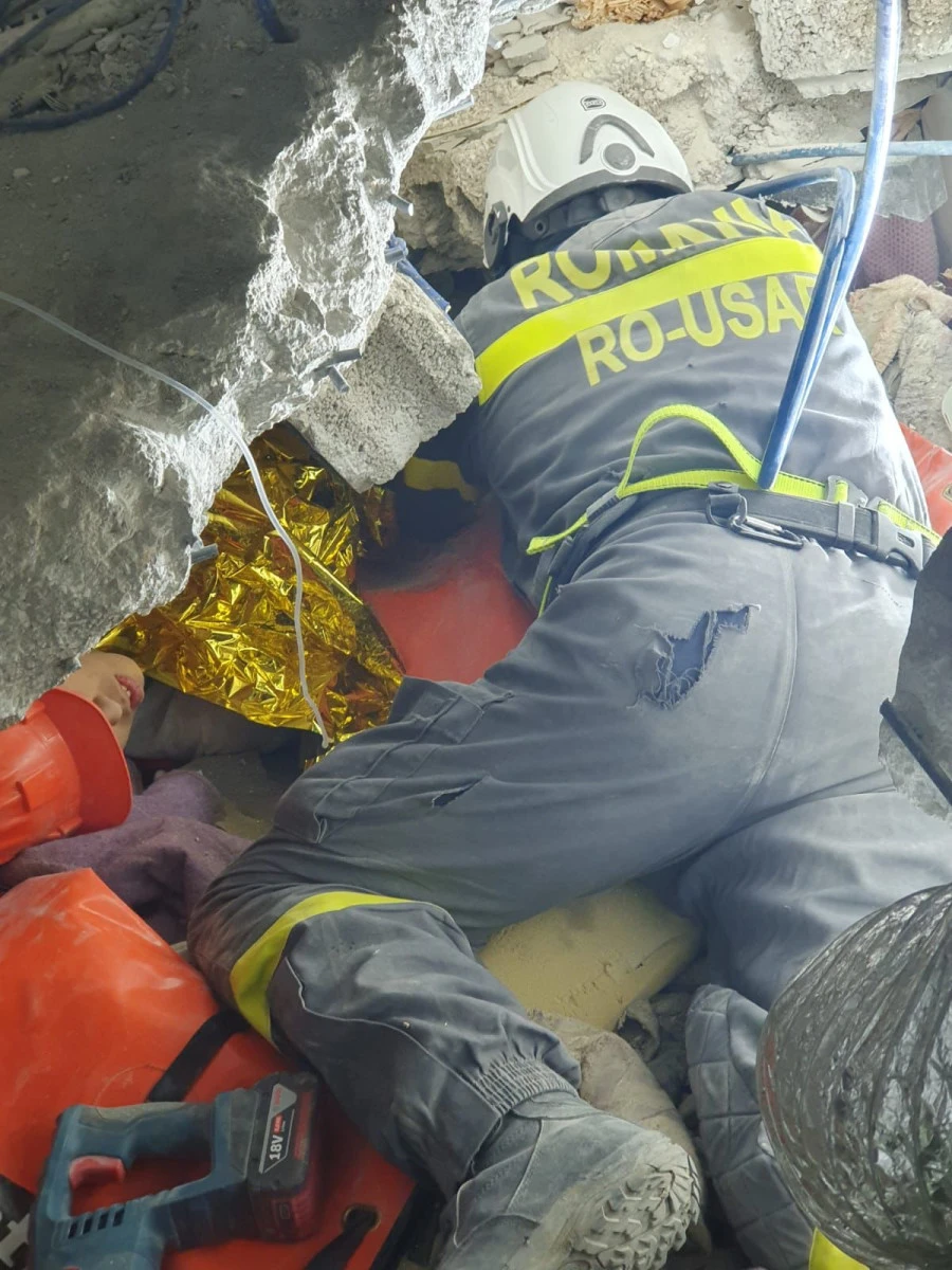Salvatorii români în Turcia au săpat un tunel timp de 20 de ore pentru a scoate de sub dărâmături un tânăr