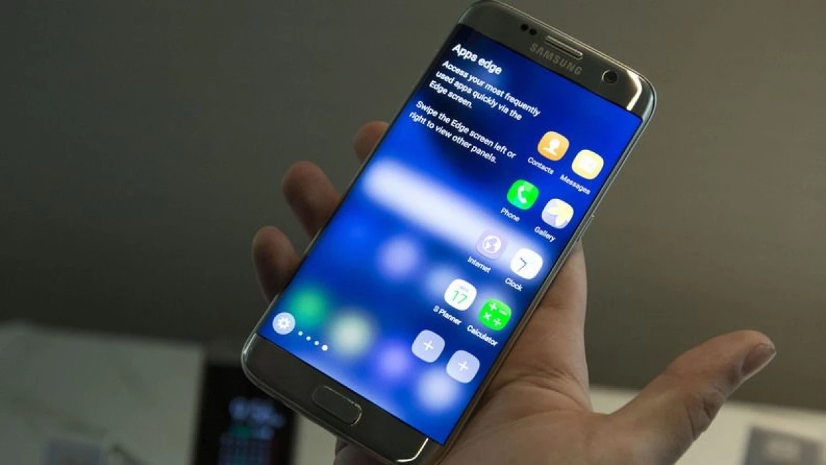 SAMSUNG A LANSAT NOILE SMARTPHONE-URI S7 SI S7 EDGE