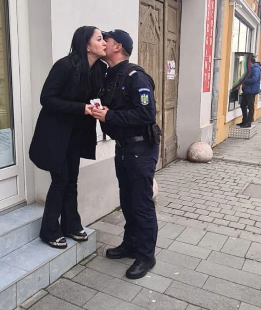 Sancțiunile înlocuite azi de mărțișoare. Norocoasele? Primăvara pleacă azi la Lipova, din „suflet de jandarm”, către toate doamnele și domnișoarele