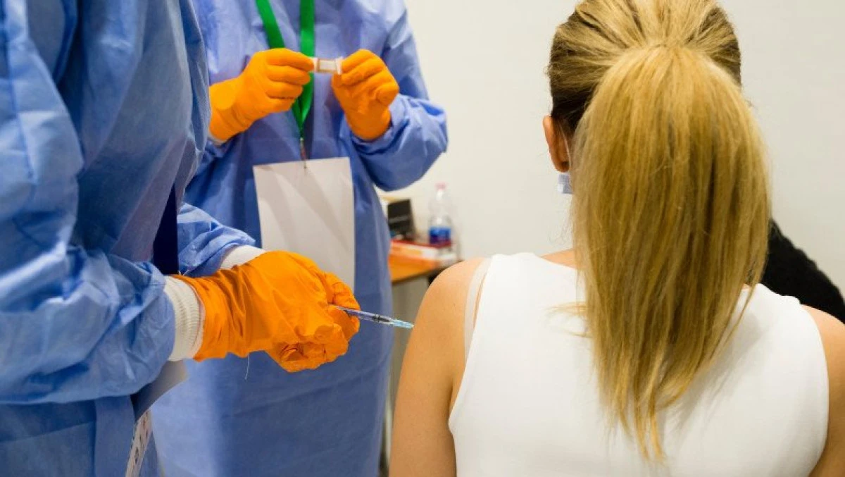 Sanitas: Vaccinarea obligatorie pentru personalul medical din România nu se justifică