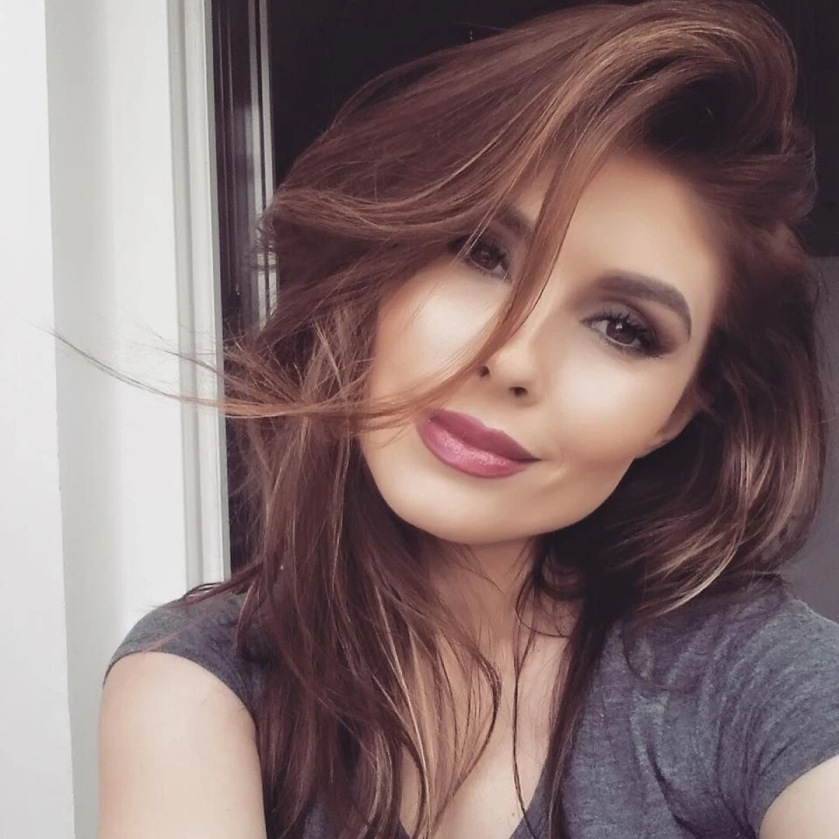 SANZIANA NEGRU, FOSTA IUBITA A LUI SMILEY: "STA DE LA 8 DIMINEATA PE ACOPERISUL UNUI BLOC SI AMENINTA CA SARE"