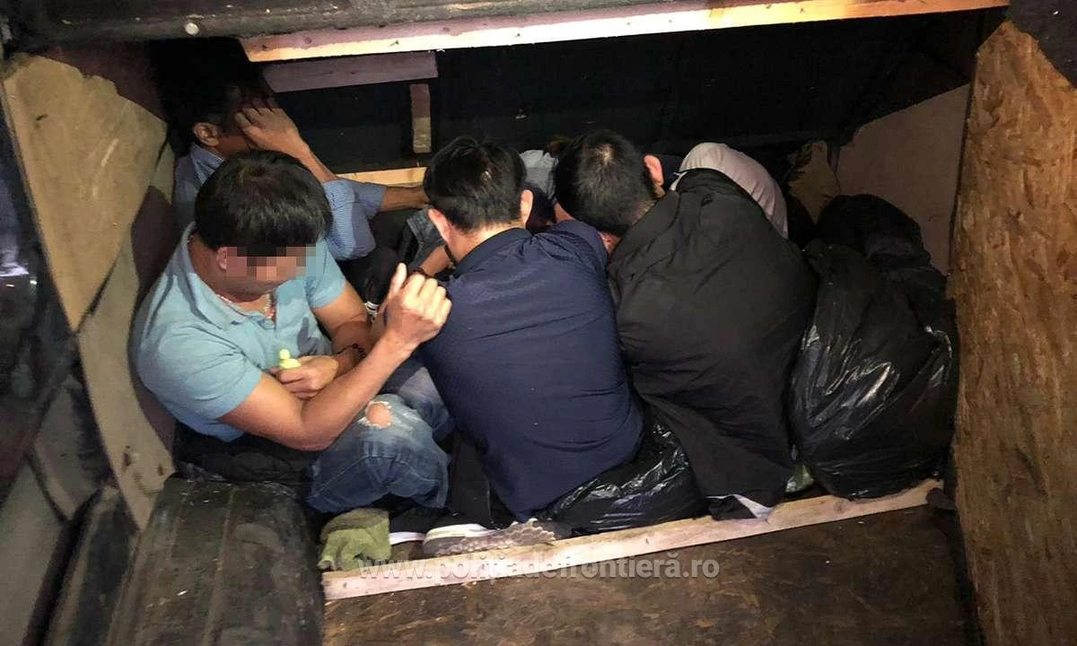 Şapte cetățeni străini, ascunși într-o autoutilitară, depistaţi în Vama Nădlac