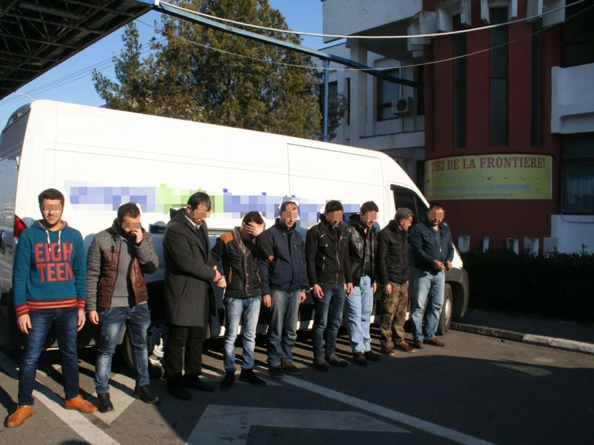 SAPTE SIRIENI SI UN IRAKIAN AU FOST PRINSI INTR-UN MICROBUZ, LA NADLAC (VIDEO)